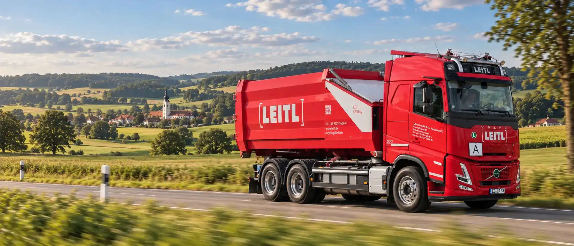 Leitl-Abrollkipper fährt durch die Landschaft im Rottal